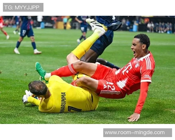 卡尔伤情恢复回归训练拜仁全队仅穆西亚拉缺席合练 卡尔伤情恢复回归训练拜仁全队仅穆西亚拉缺席合练